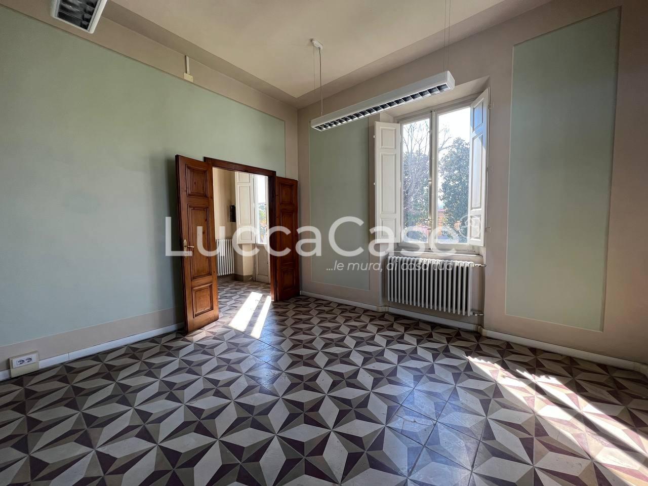 Locale commerciale in affitto, Lucca sant'anna