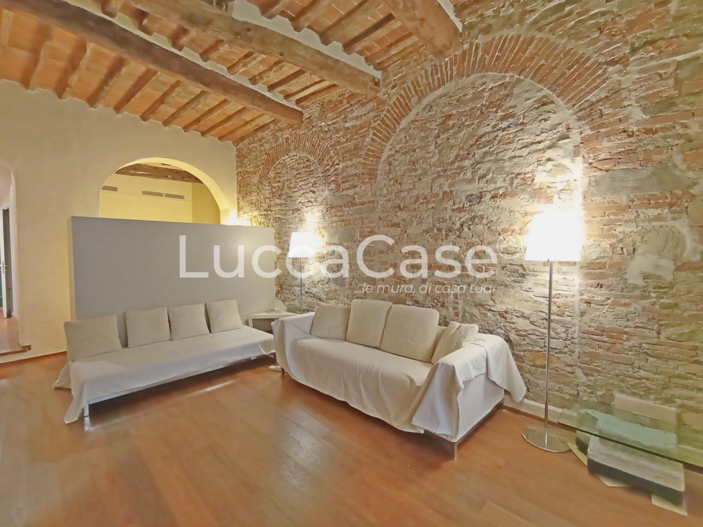 Bilocale arredato in affitto, Lucca centro storico