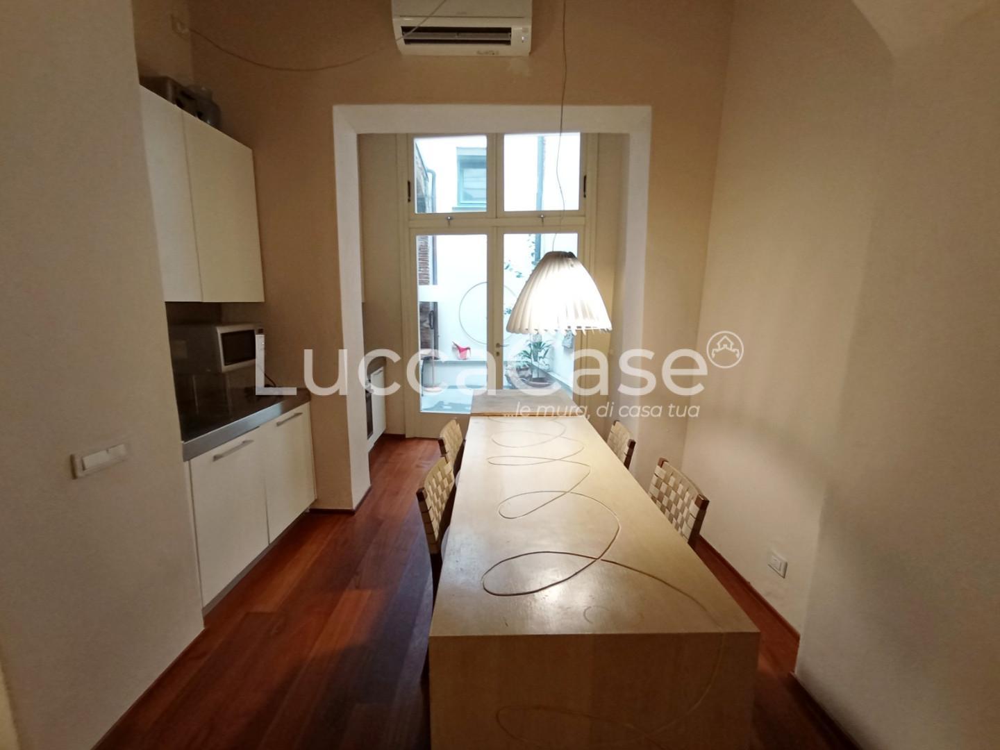 Bilocale arredato in affitto, Lucca centro storico