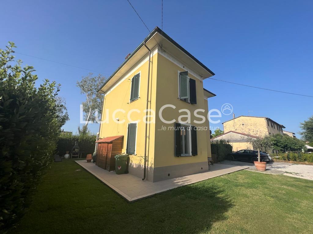 Villa con giardino, Lucca san concordio contrada