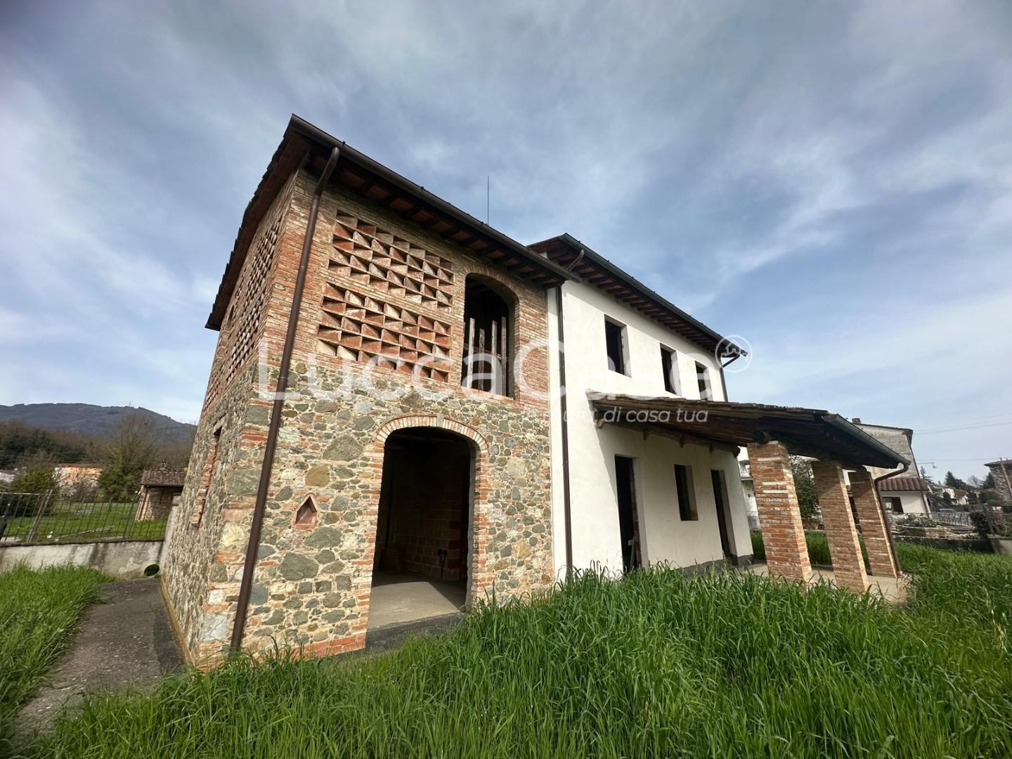 Casa indipendente con giardino, Capannori camigliano