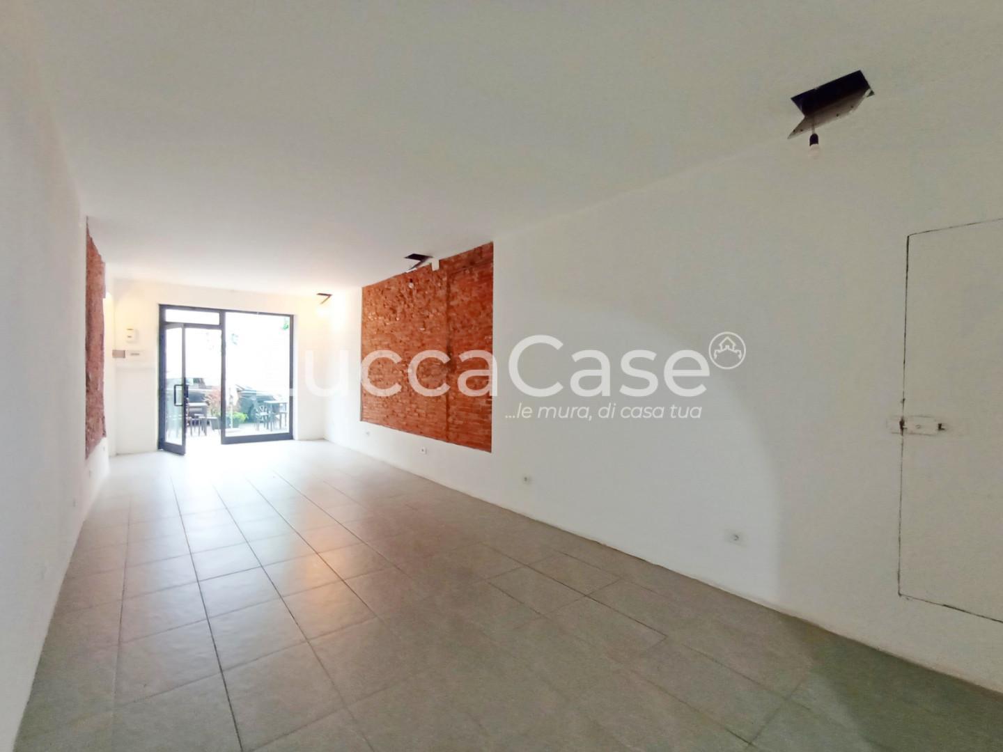 Locale commerciale ristrutturata, Lucca centro storico