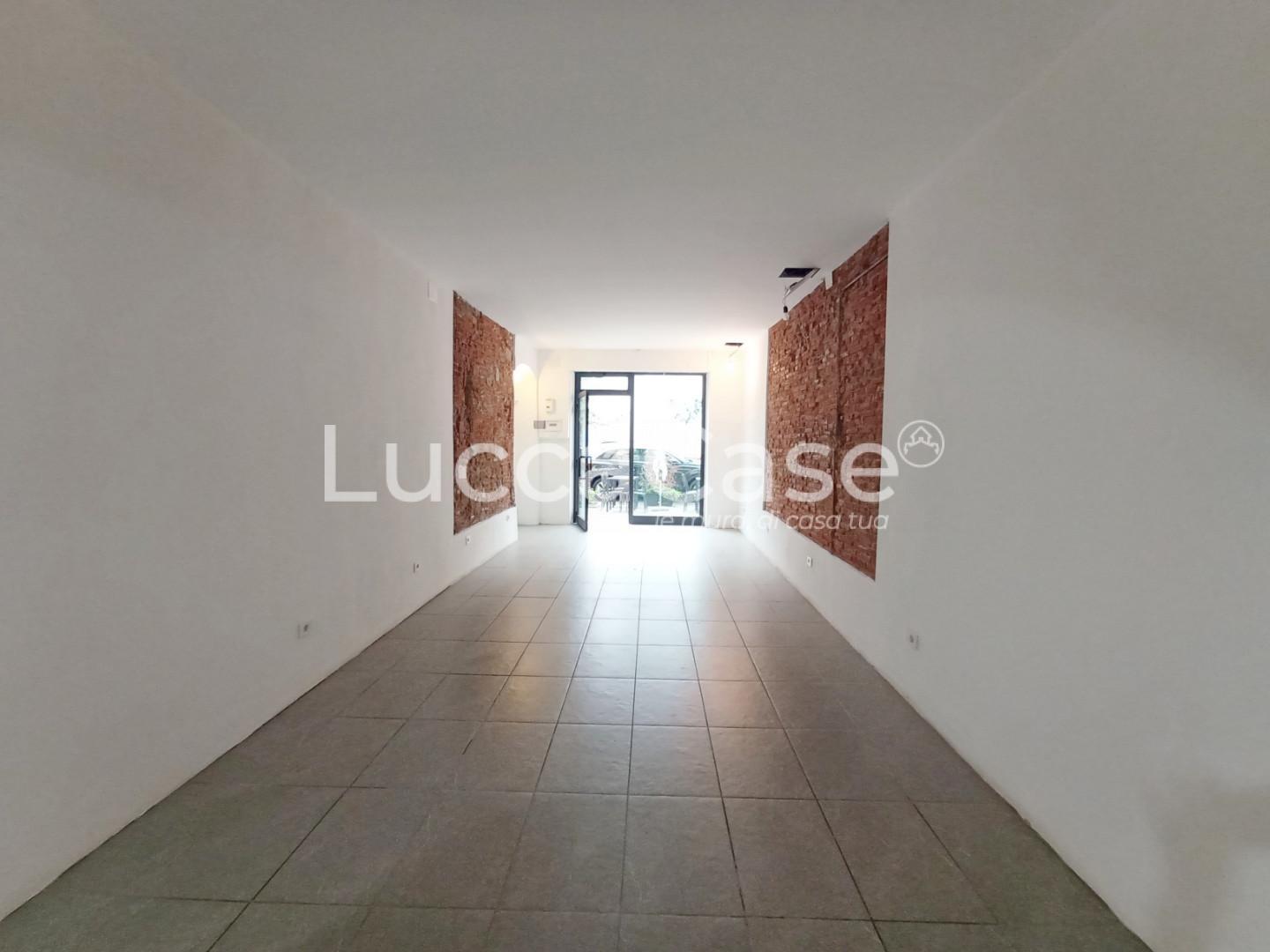 Locale commerciale ristrutturata, Lucca centro storico