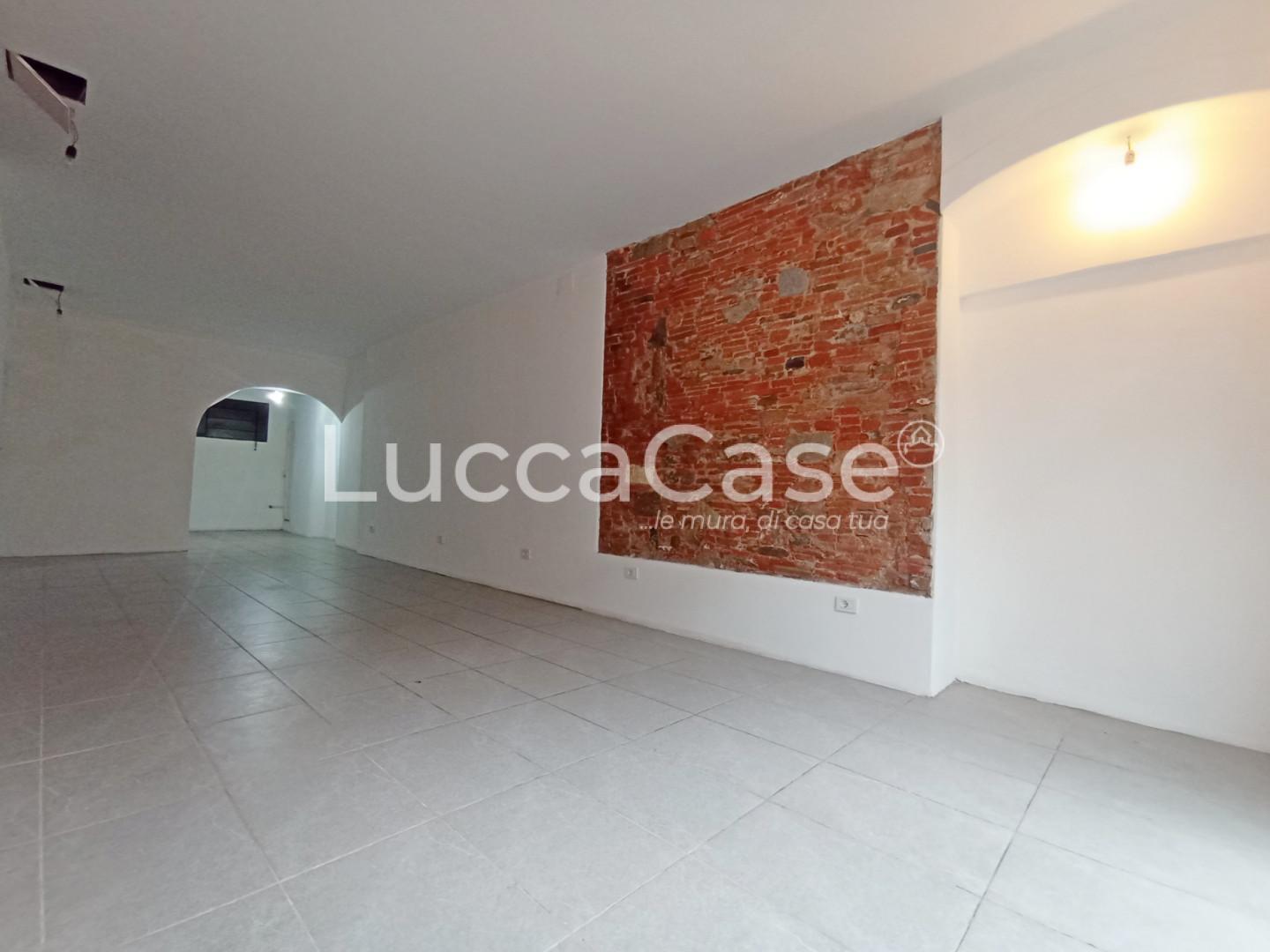 Locale commerciale ristrutturata, Lucca centro storico