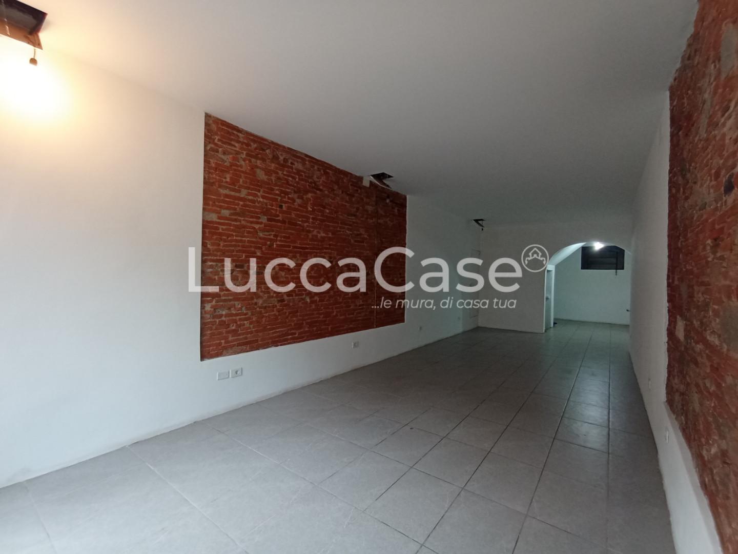 Locale commerciale ristrutturata, Lucca centro storico