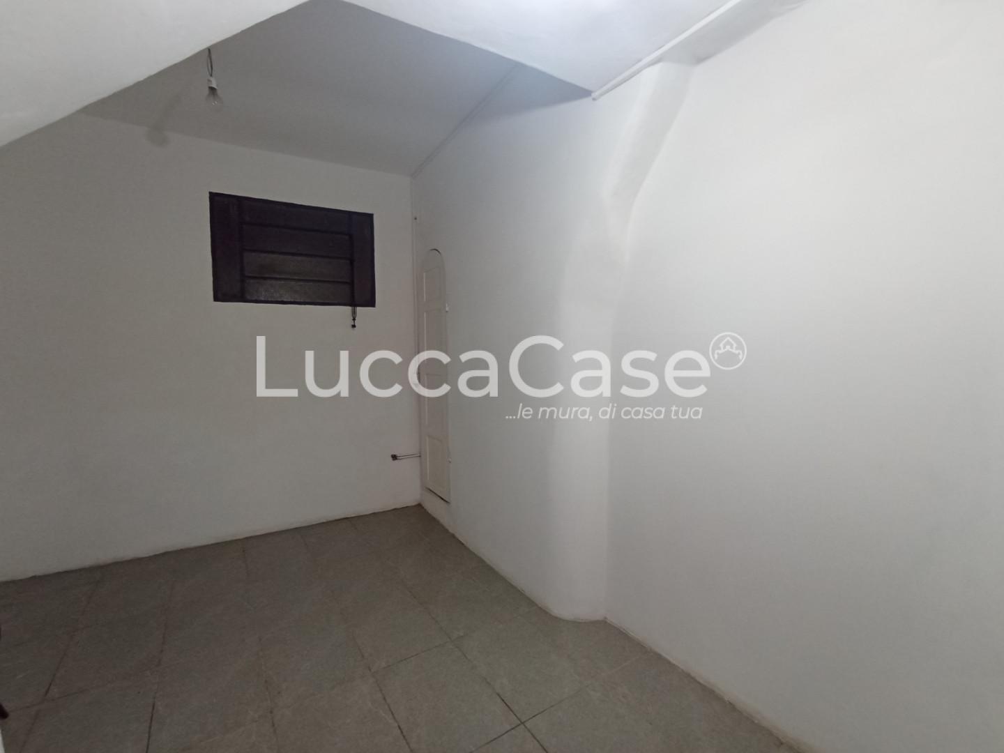 Locale commerciale ristrutturata, Lucca centro storico