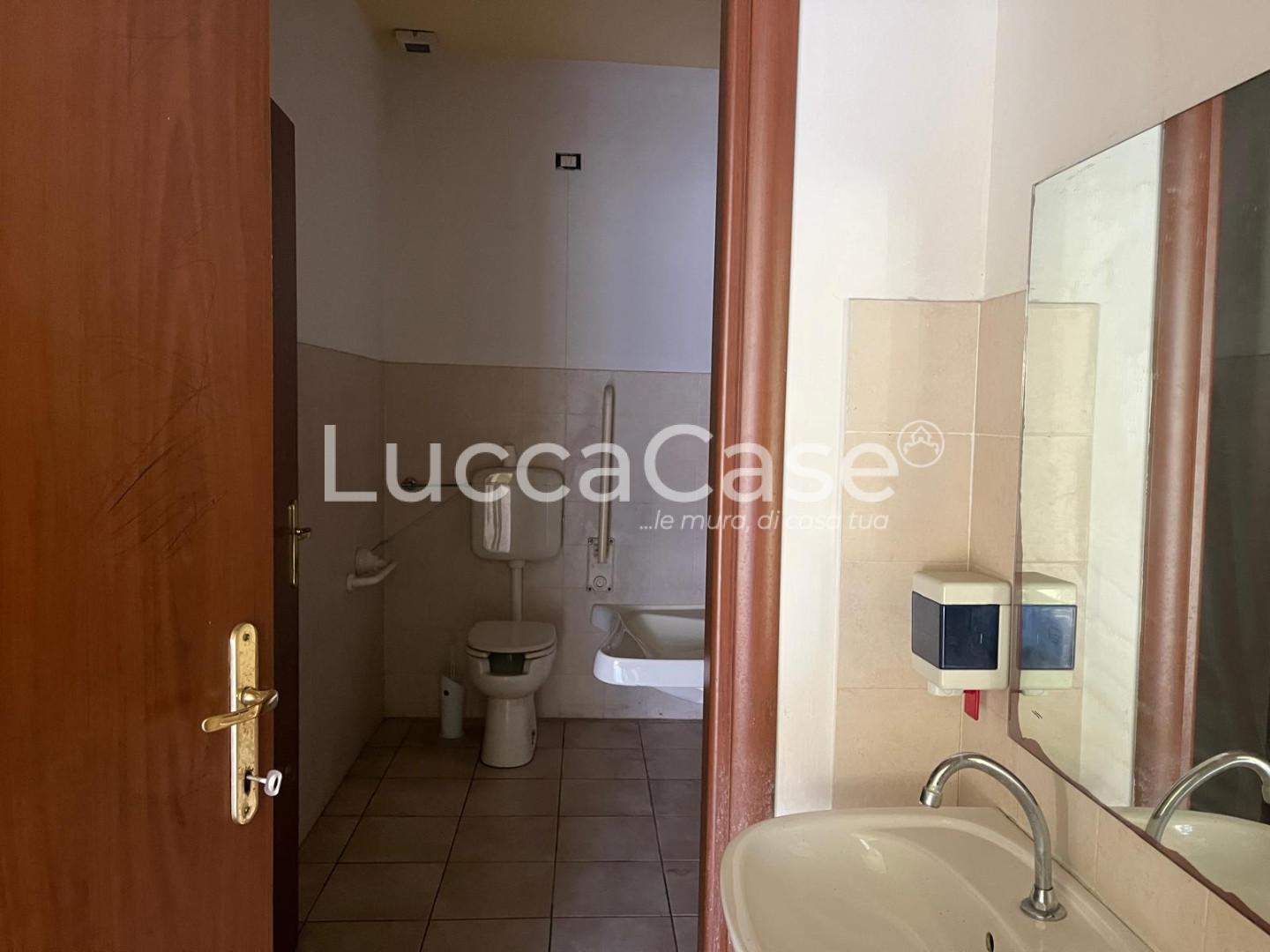 Locale commerciale ristrutturata, Lucca san marco