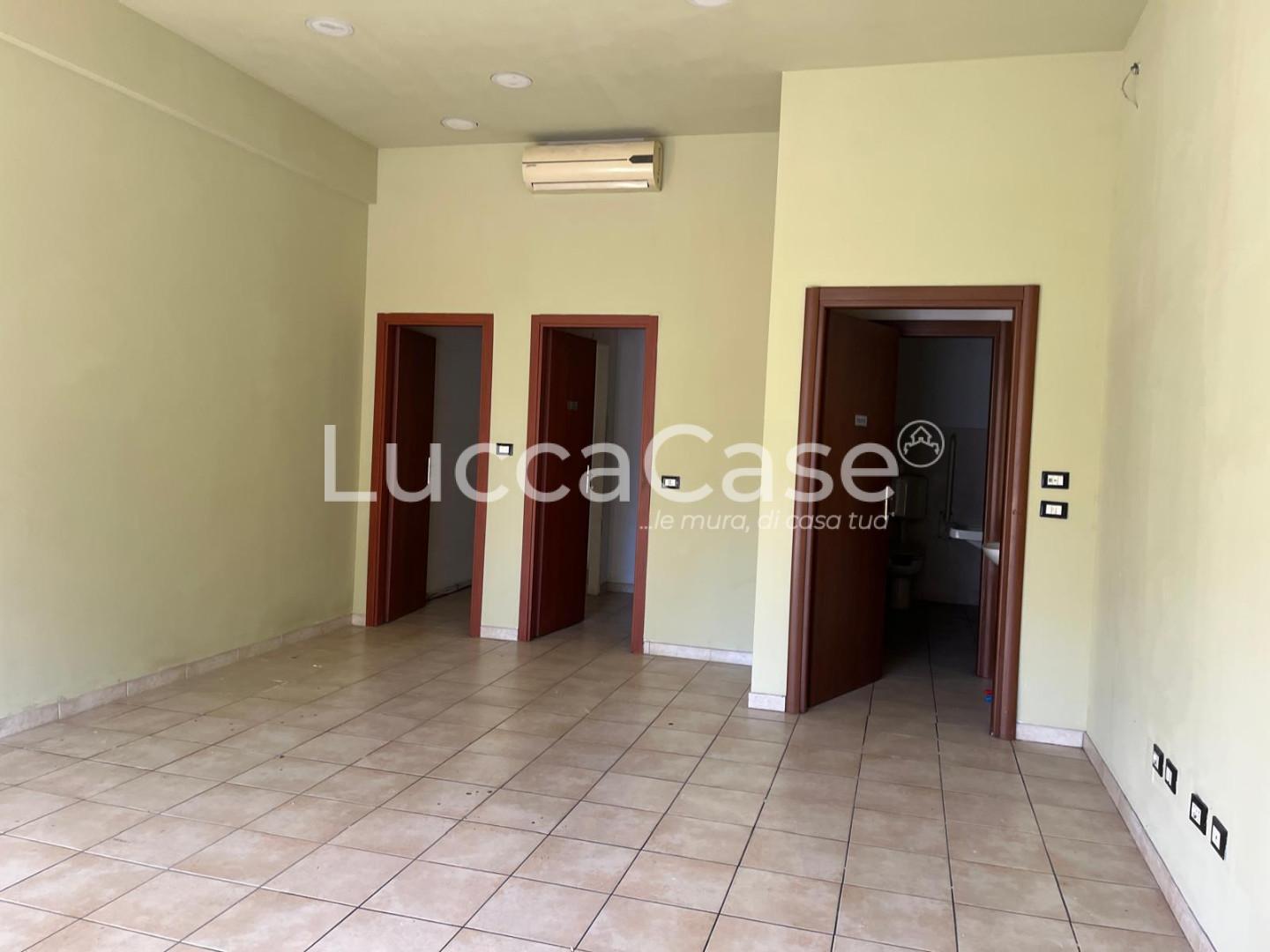 Locale commerciale ristrutturata, Lucca san marco