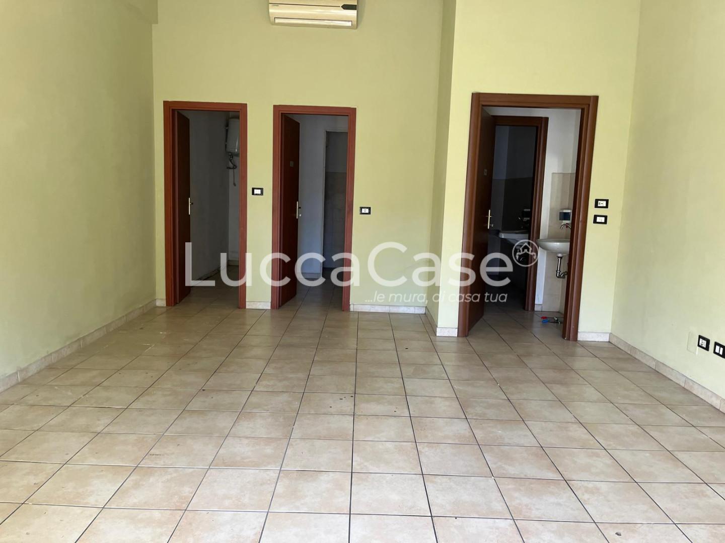 Locale commerciale ristrutturata, Lucca san marco