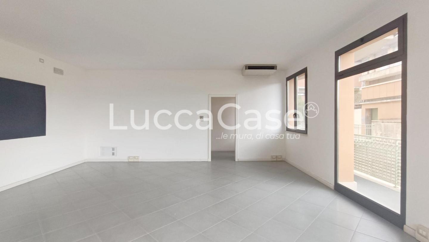 Locale commerciale in affitto, Massarosa citt�