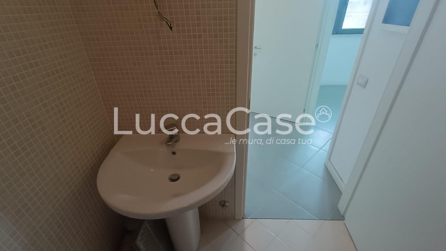 Locale commerciale in affitto, Massarosa citt�