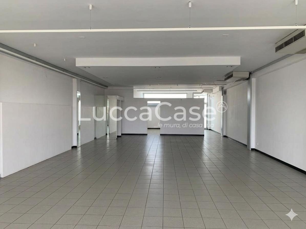 Locale commerciale in affitto, Capannori lammari