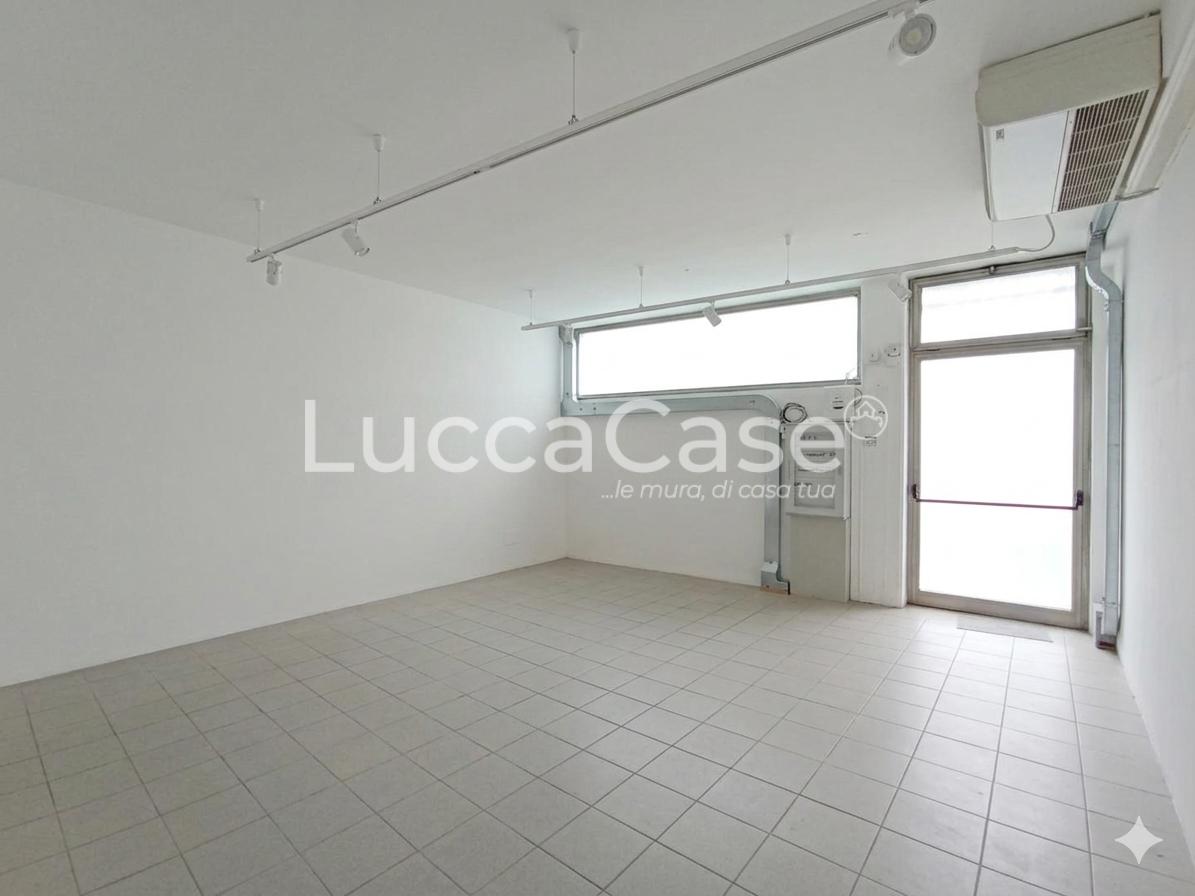 Locale commerciale in affitto, Capannori lammari
