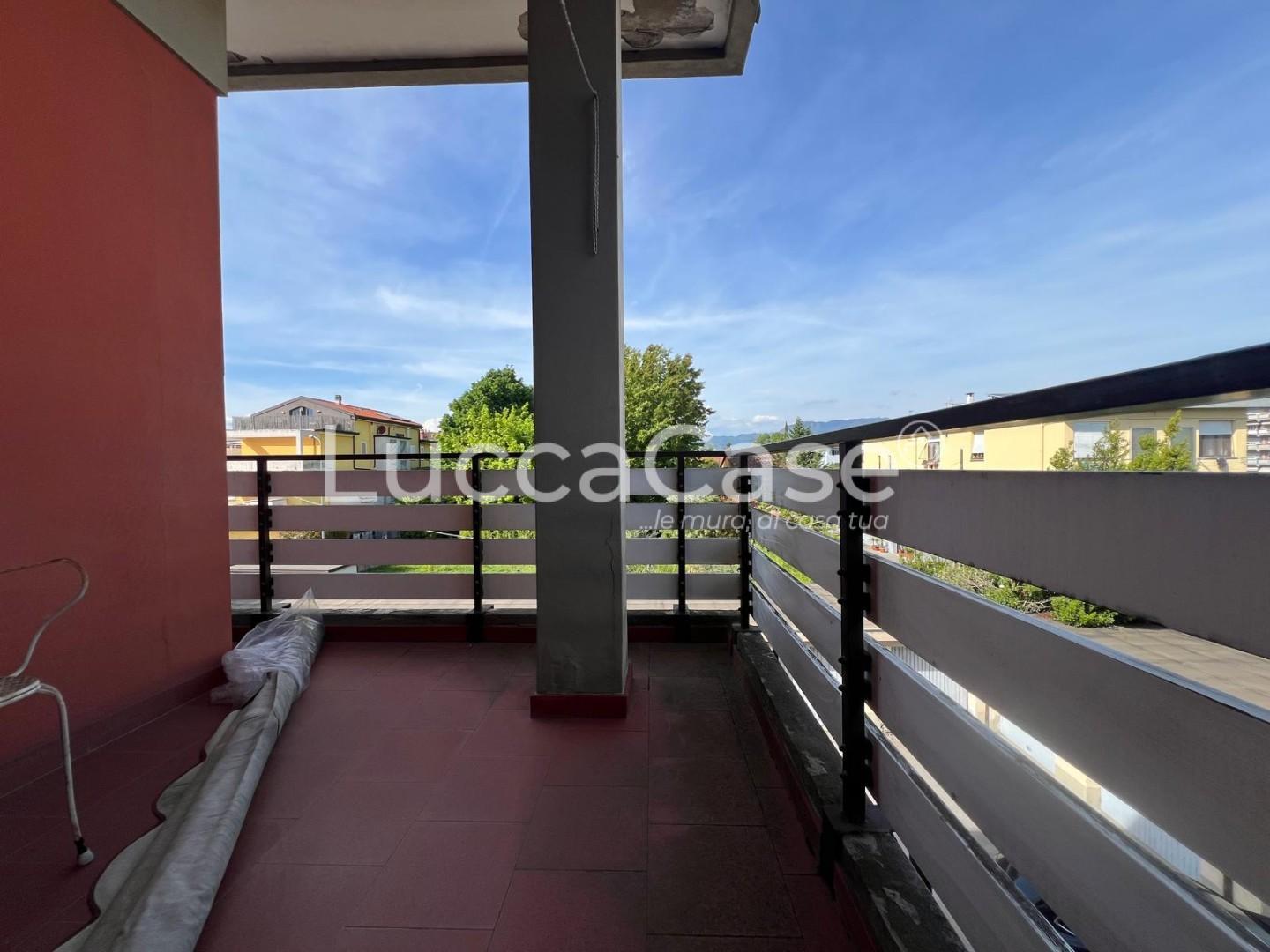 Appartamento con terrazzi, Lucca arancio
