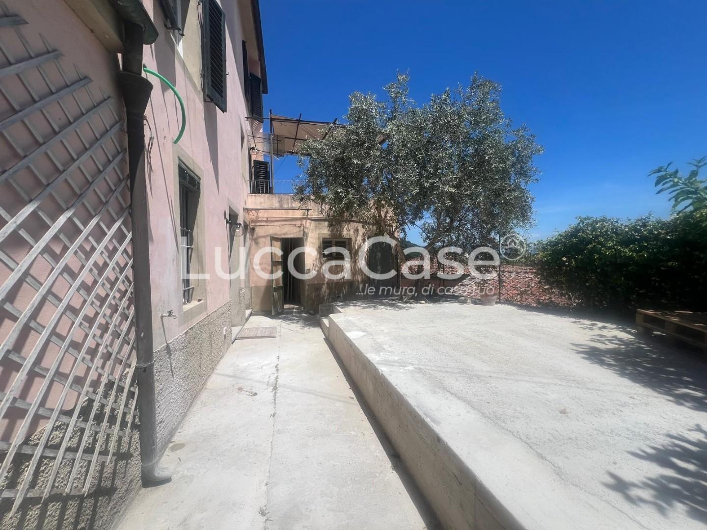 Villa Bifamiliare con giardino, Lucca santa maria del giudice