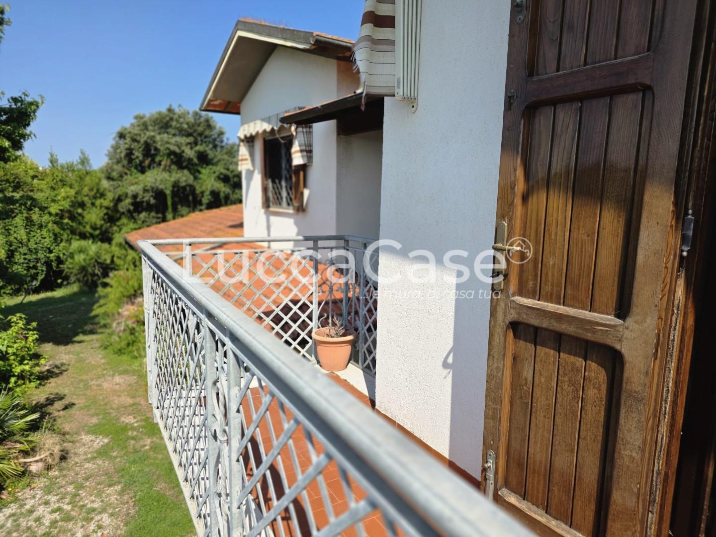 Rustico con giardino a Pietrasanta