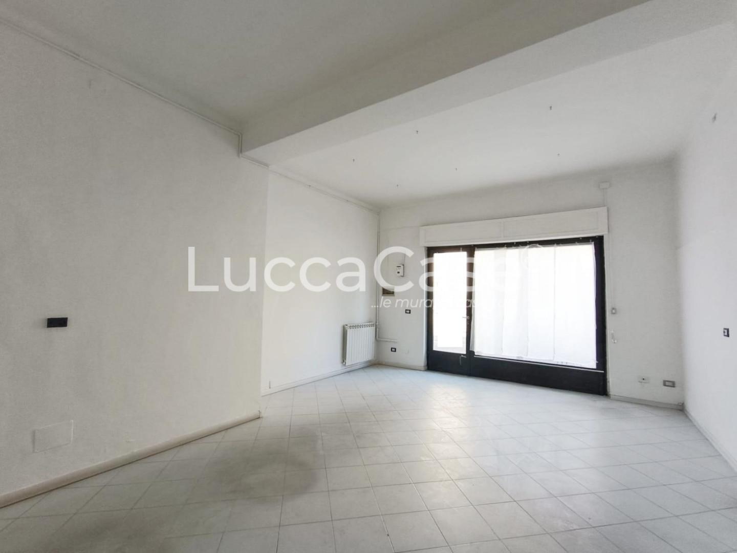 Locale commerciale ristrutturata, Lucca sant'anna