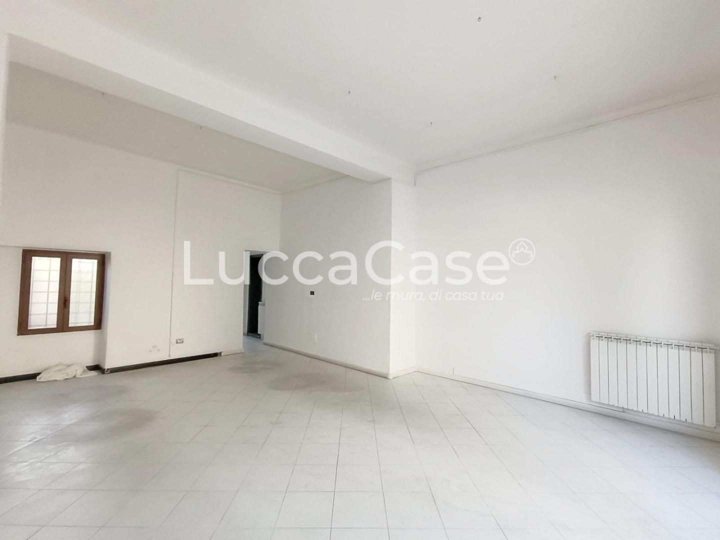 Locale commerciale ristrutturata, Lucca sant'anna