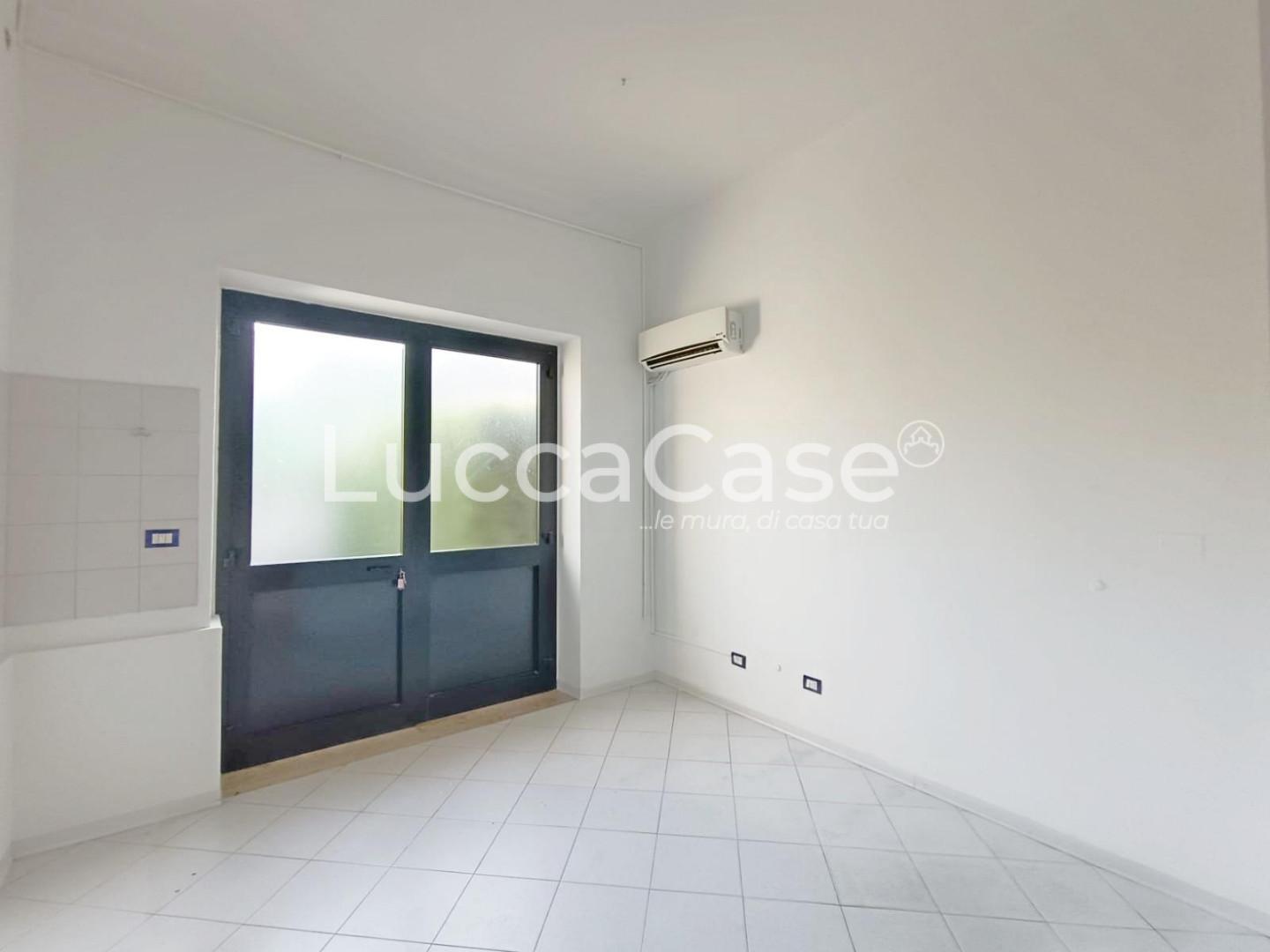 Locale commerciale ristrutturata, Lucca sant'anna