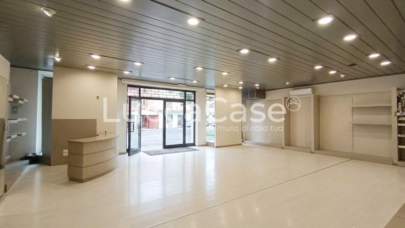 Locale commerciale in affitto a Lucca