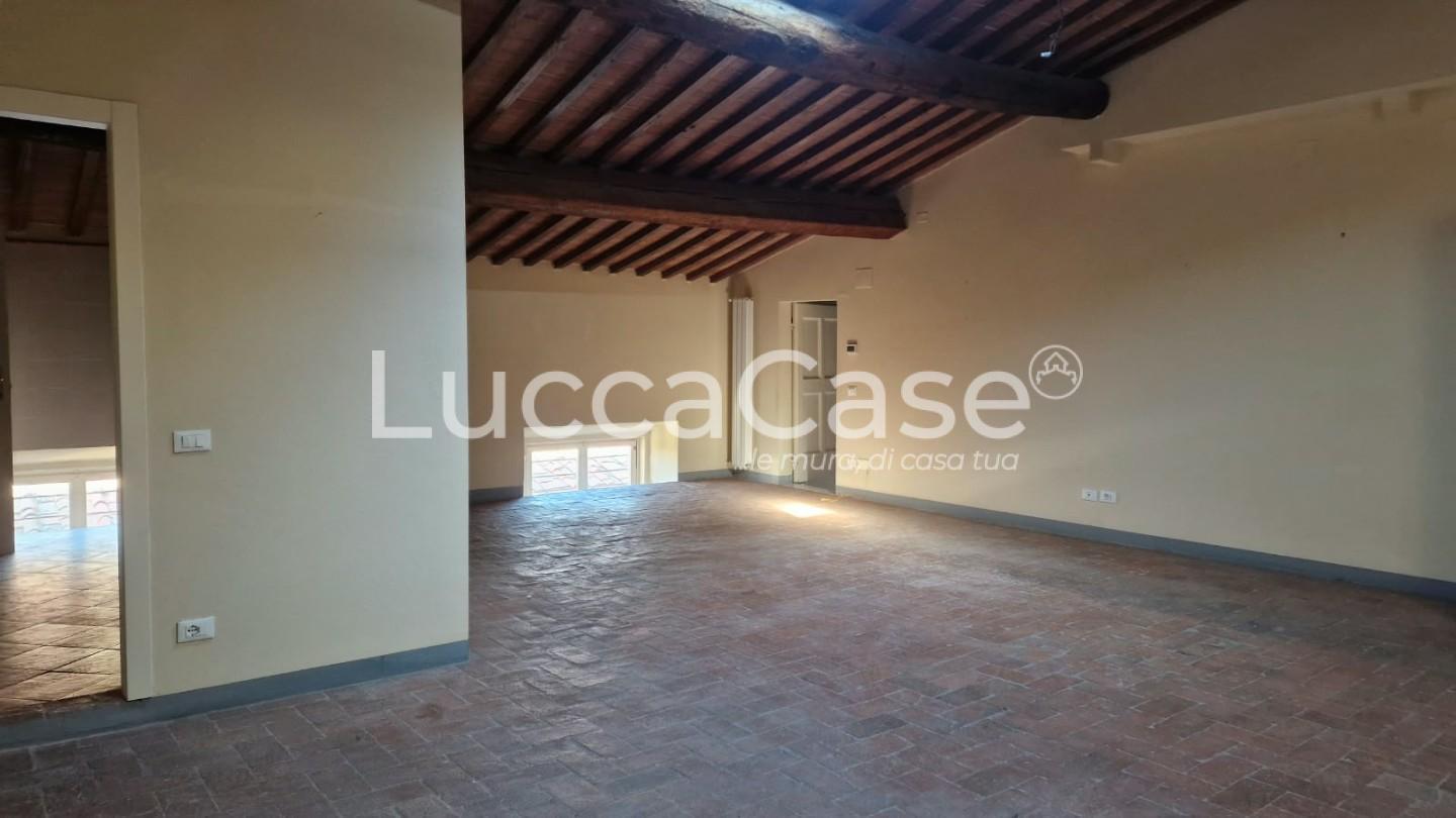 Quadrilocale ristrutturato, Lucca centro storico