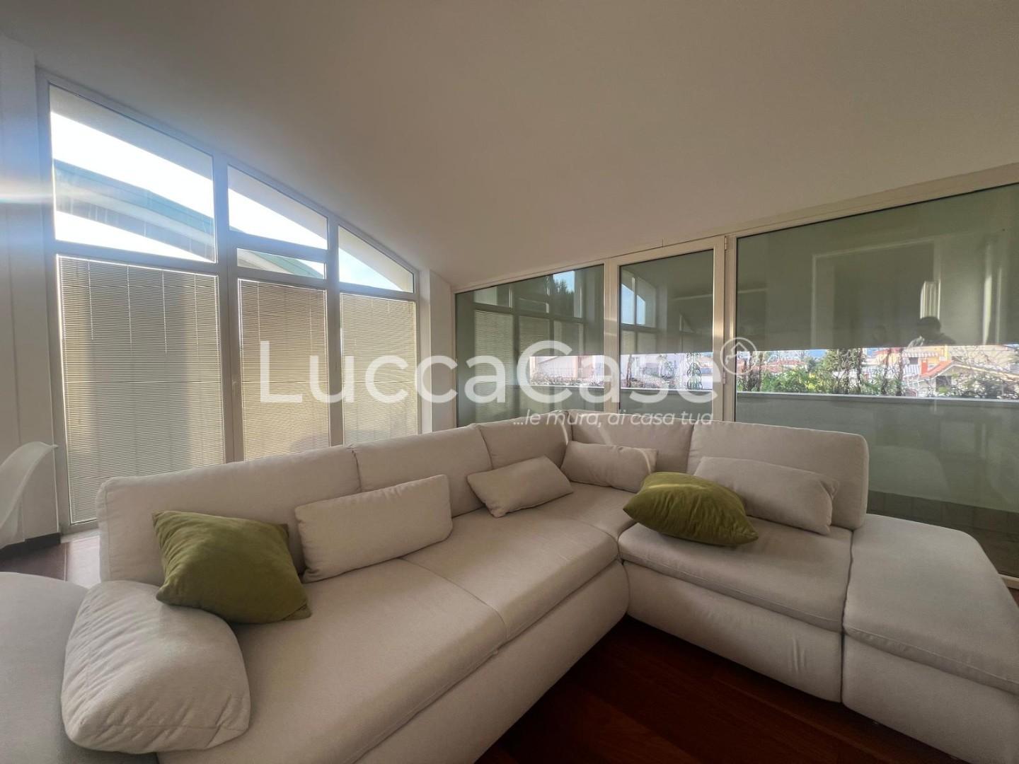 Attico con terrazzo, Lucca sant'anna
