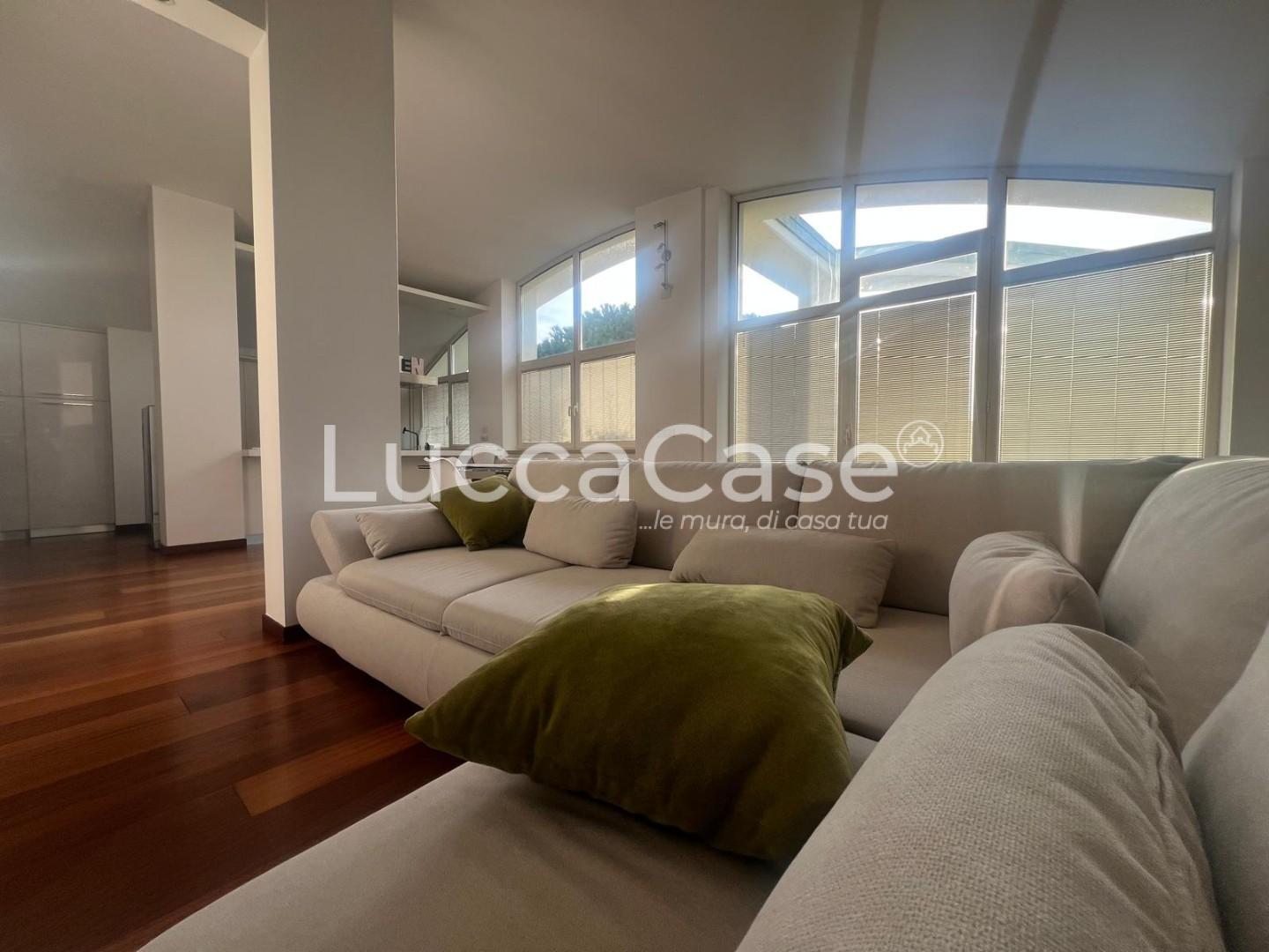Attico con terrazzo, Lucca sant'anna
