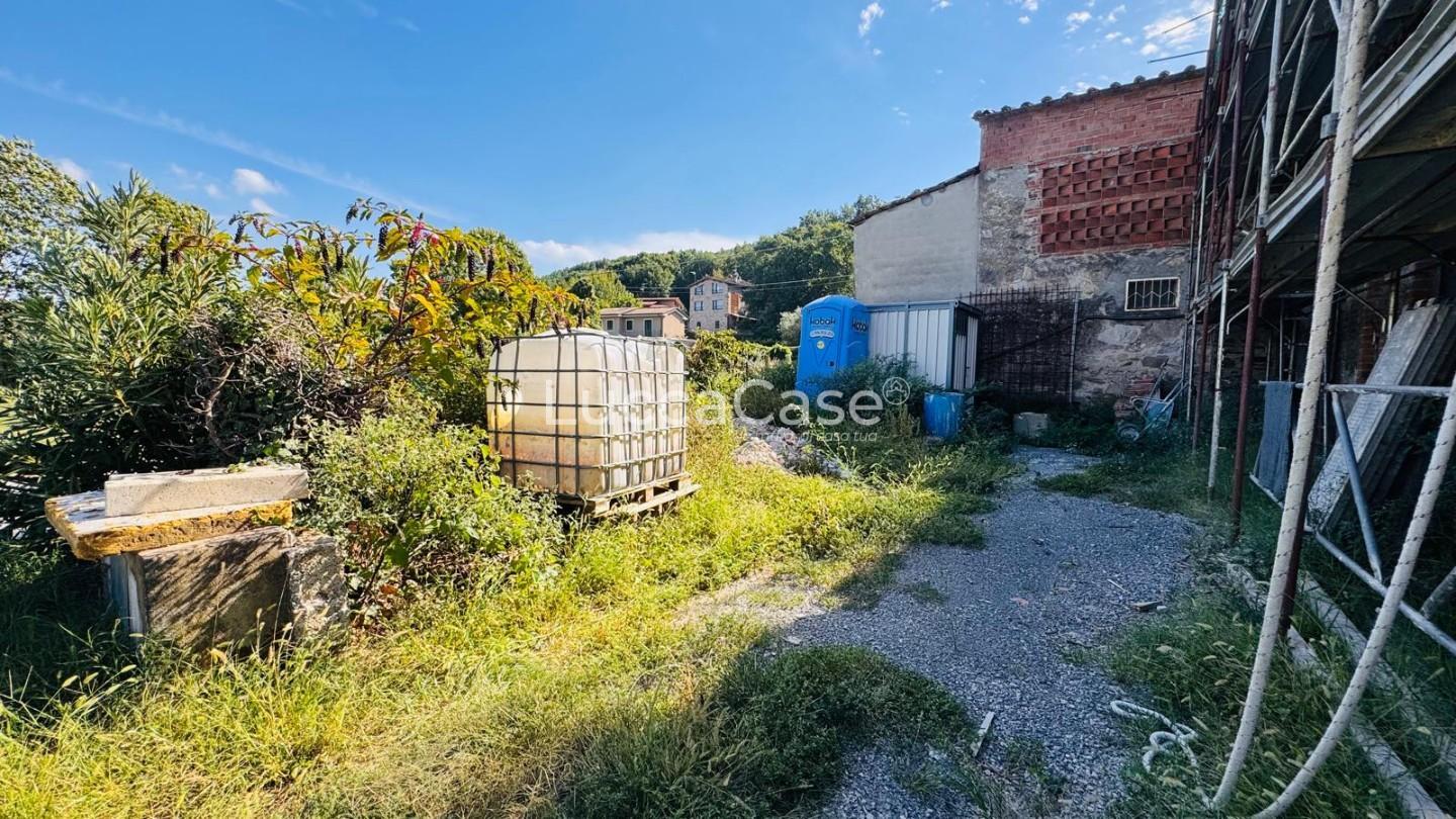 Rustico con giardino, Capannori massa macinaia