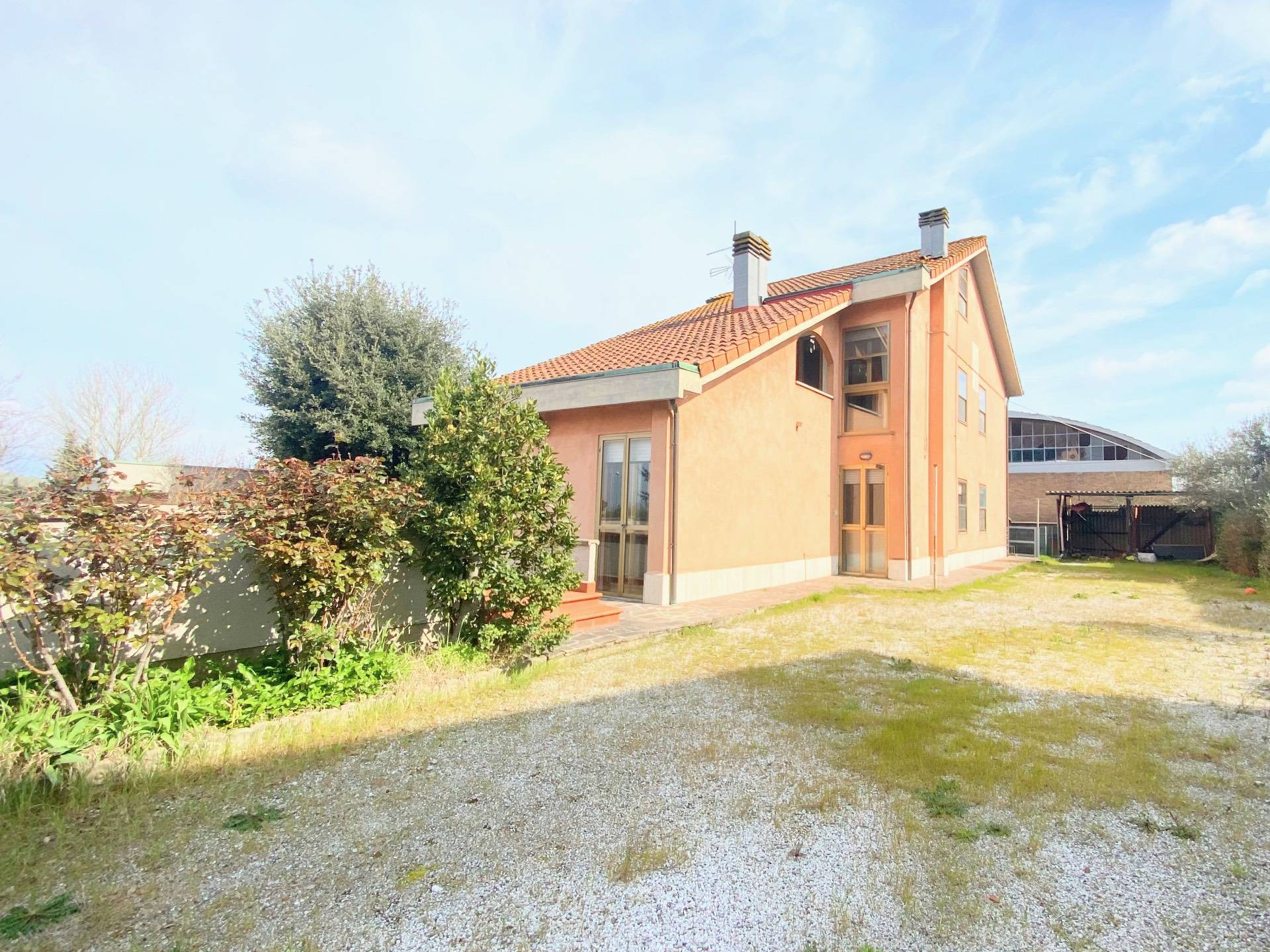 Casa indipendente con terrazzo, Pontedera romito