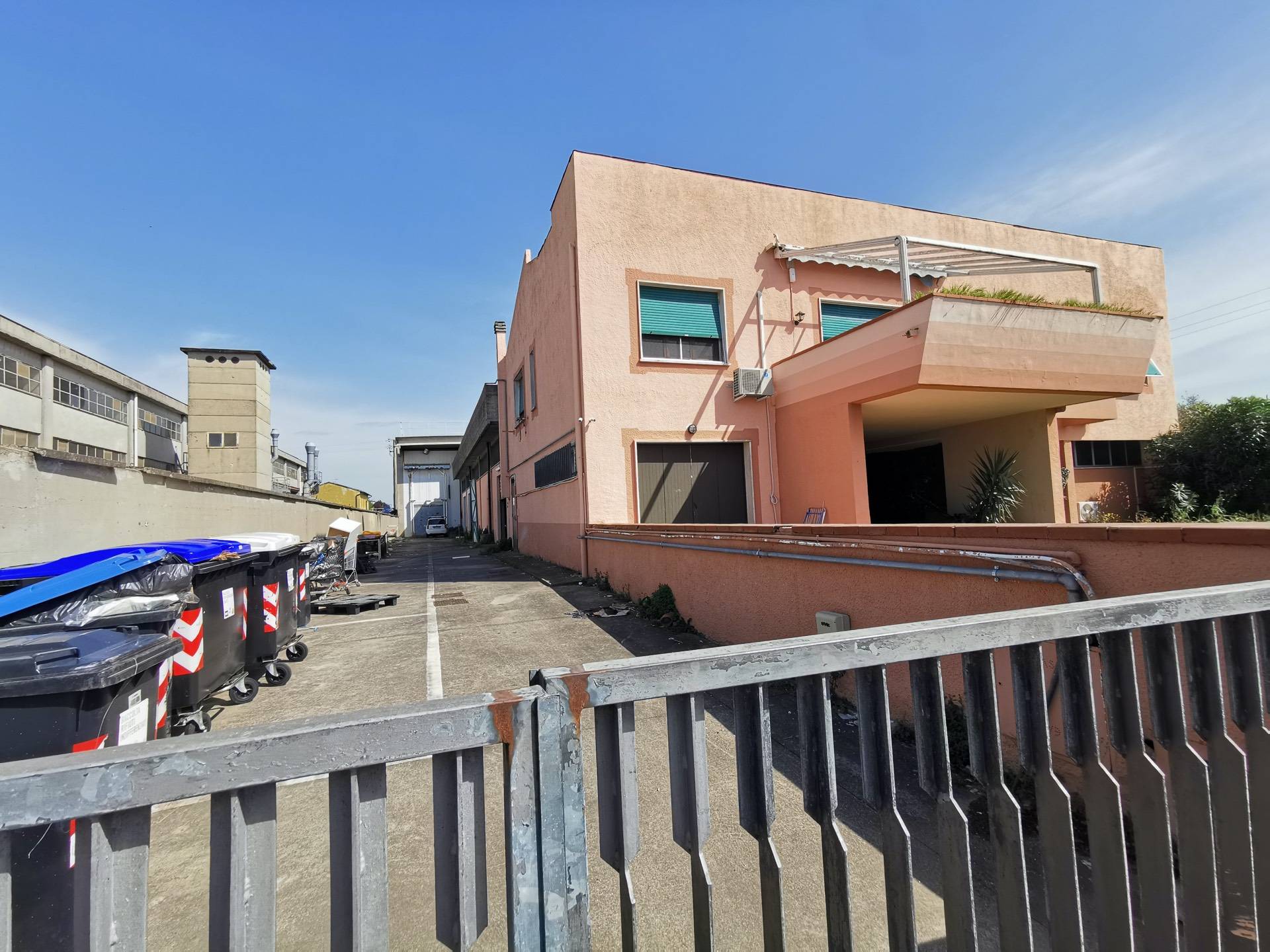 Locale commerciale in vendita a Pontedera, La Bianca