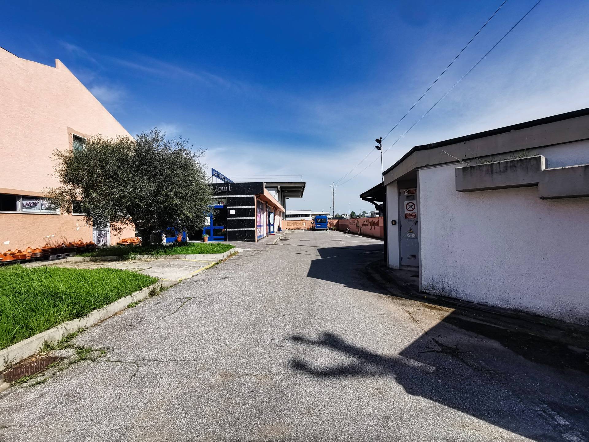 Locale commerciale in vendita a Pontedera, La Bianca