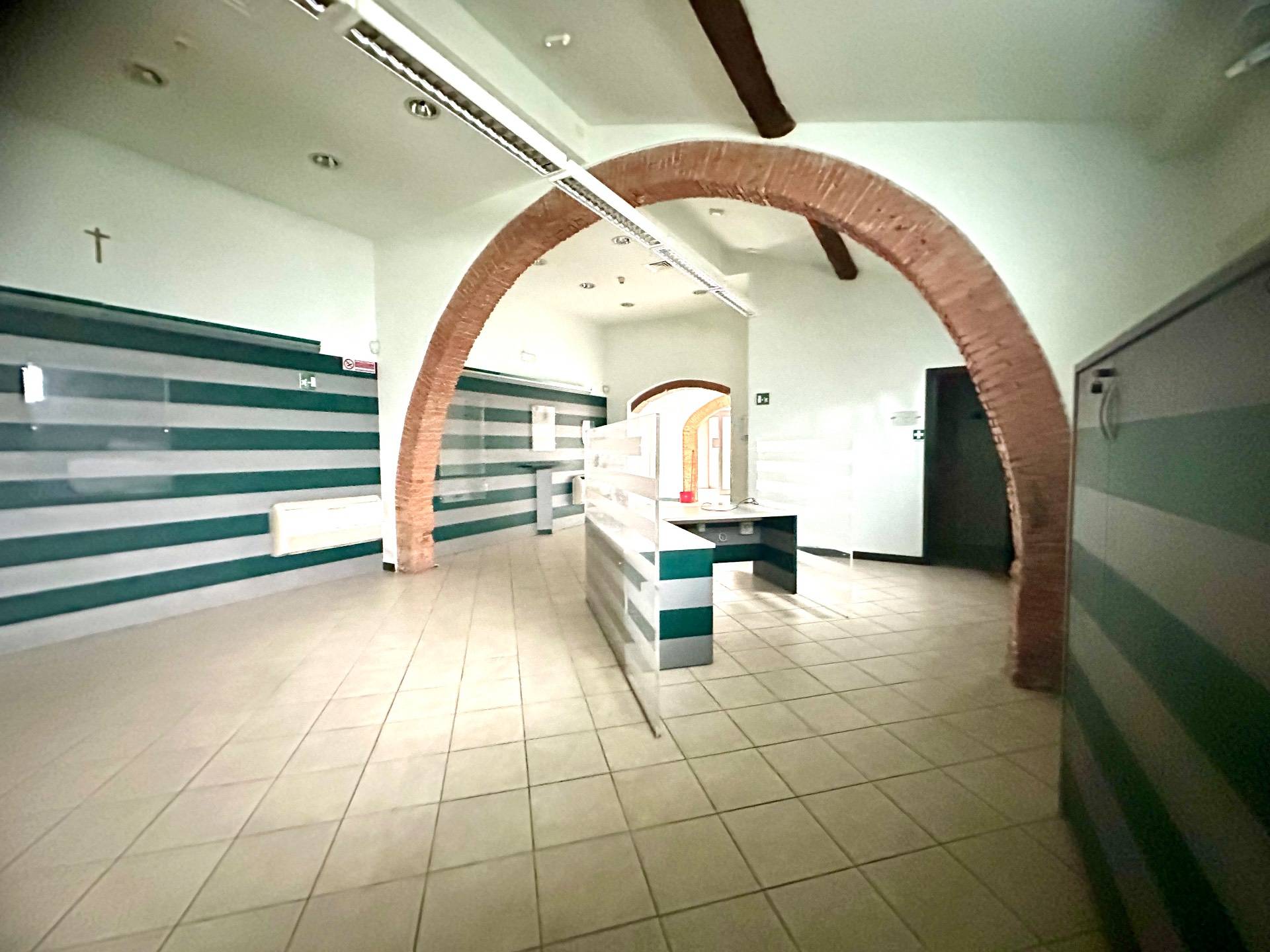 Locale commerciale in affitto a Bientina