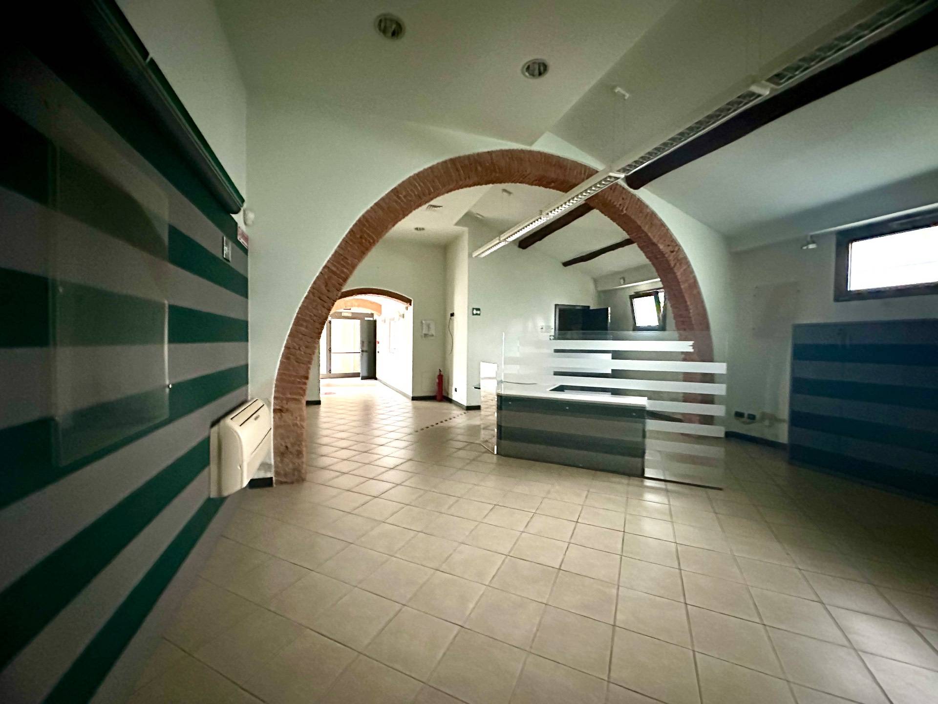 Locale commerciale in affitto a Bientina