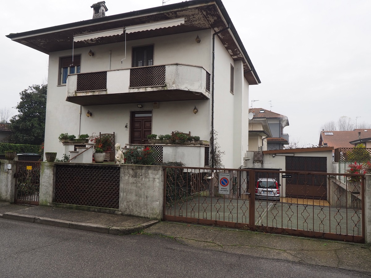 Villa con giardino a Inzago