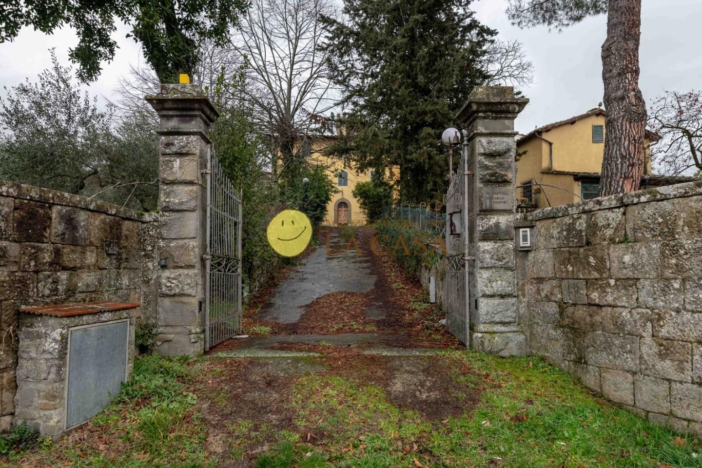 Stabile/Palazzo con giardino, Reggello centro