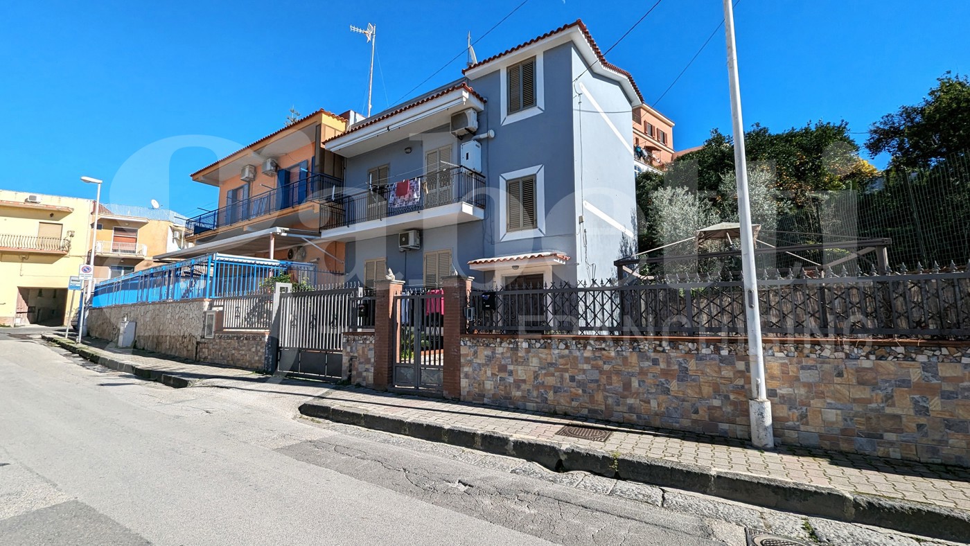 Casa indipendente con box a Monte di Procida