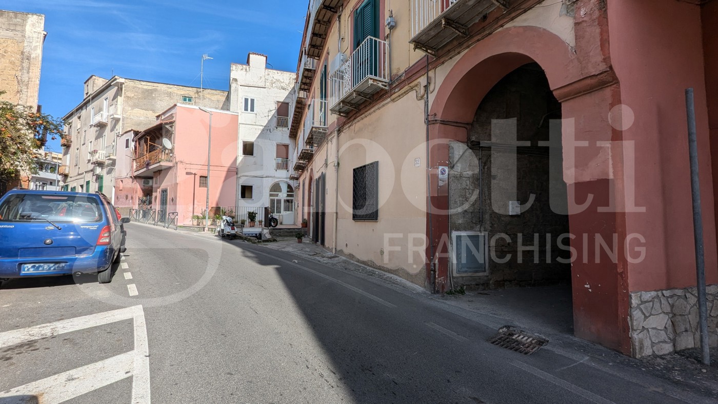 Bilocale da ristrutturare a Monte di Procida