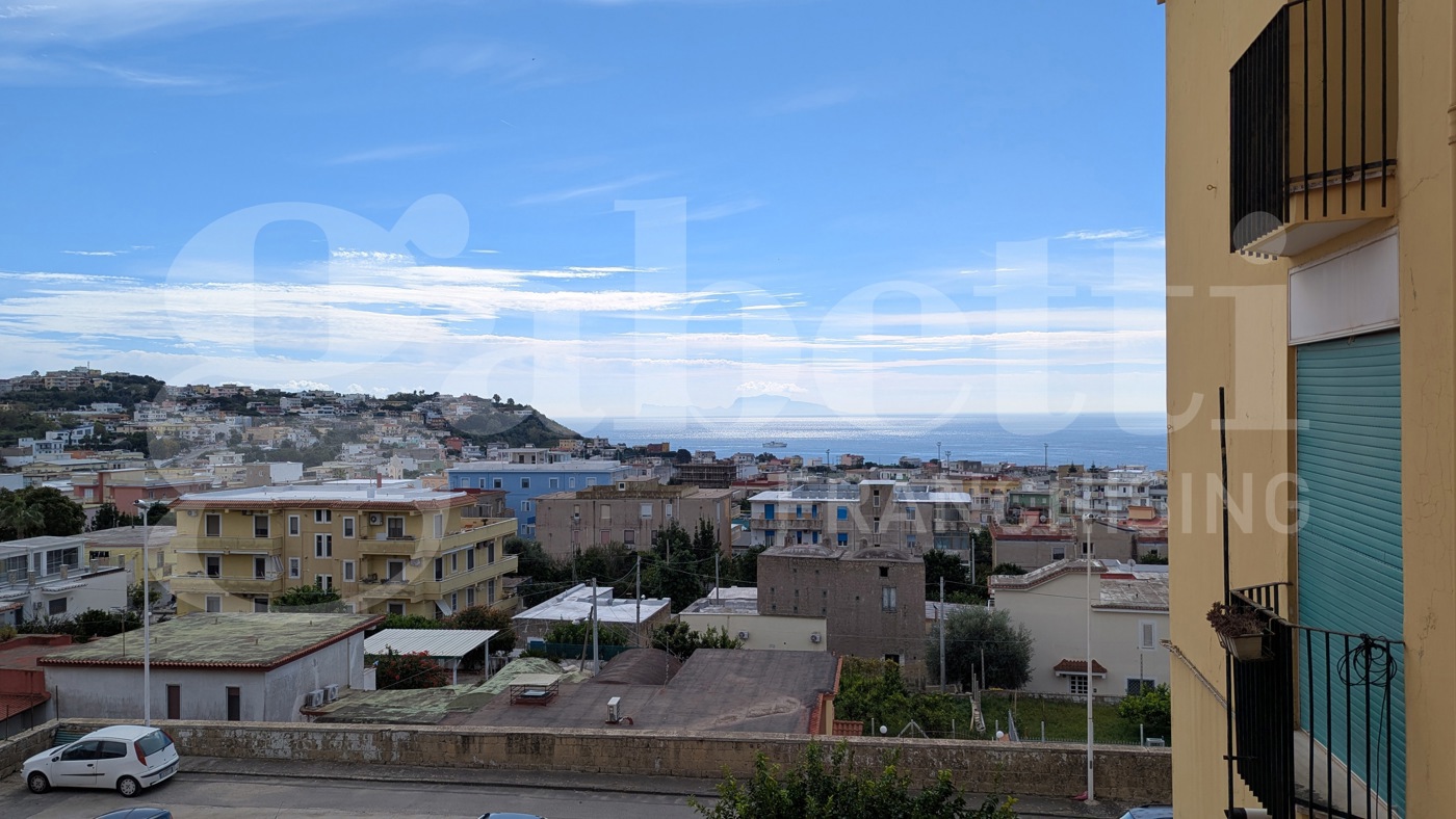 Quadrilocale ristrutturato a Monte di Procida