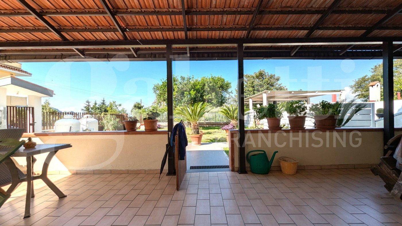 Casa indipendente con giardino a Pozzuoli