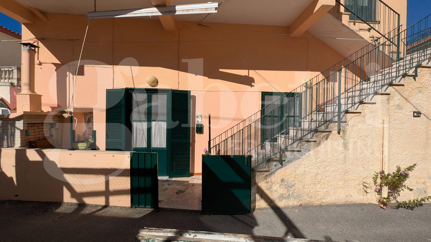 Casa indipendente con box a Monte di Procida