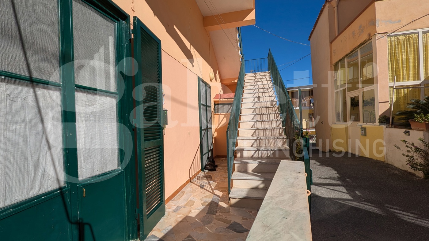 Casa indipendente con box a Monte di Procida