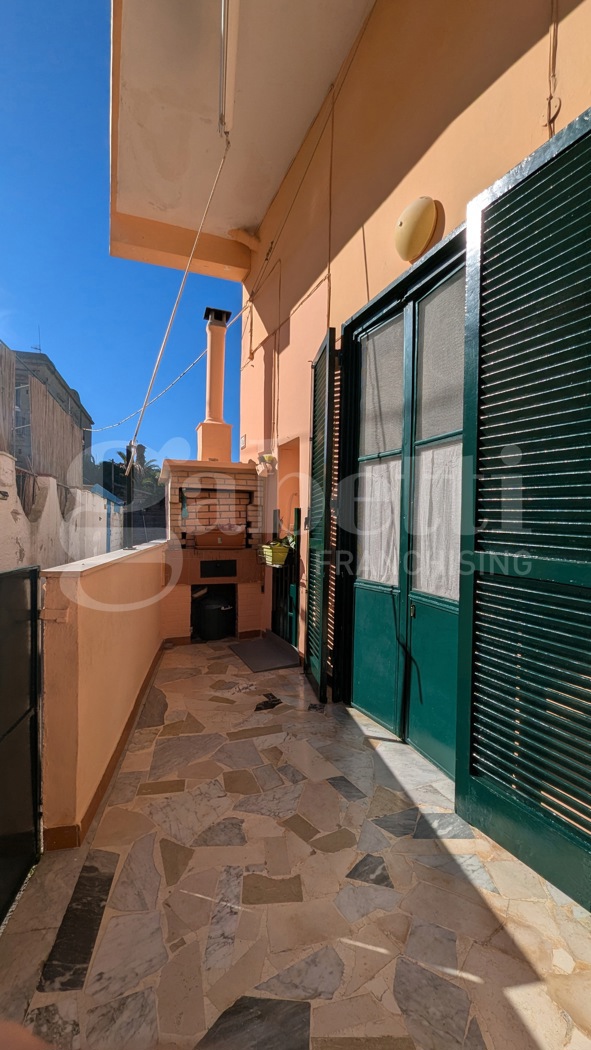 Casa indipendente con box a Monte di Procida