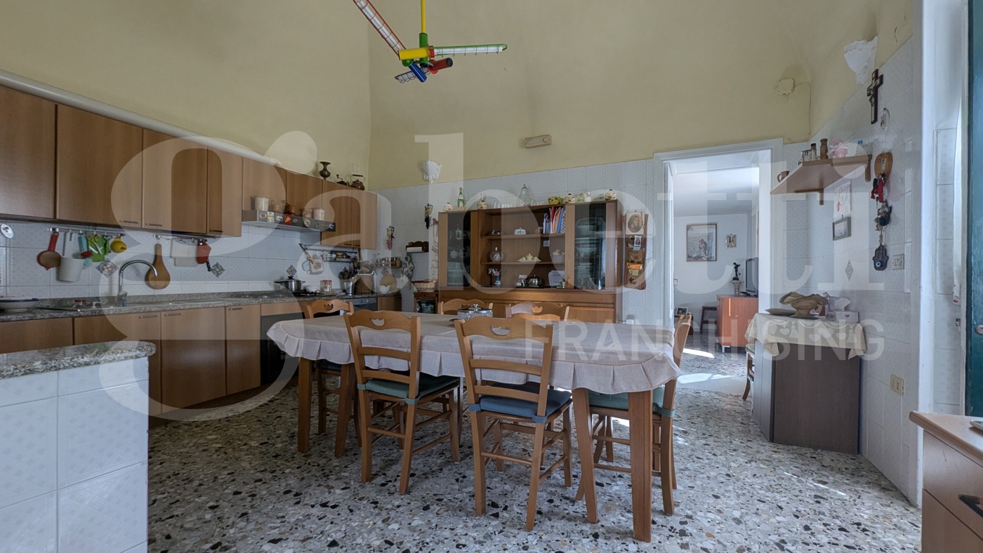 Casa indipendente con box a Monte di Procida