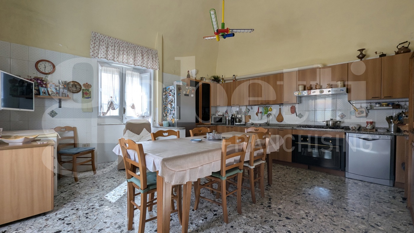 Casa indipendente con box a Monte di Procida