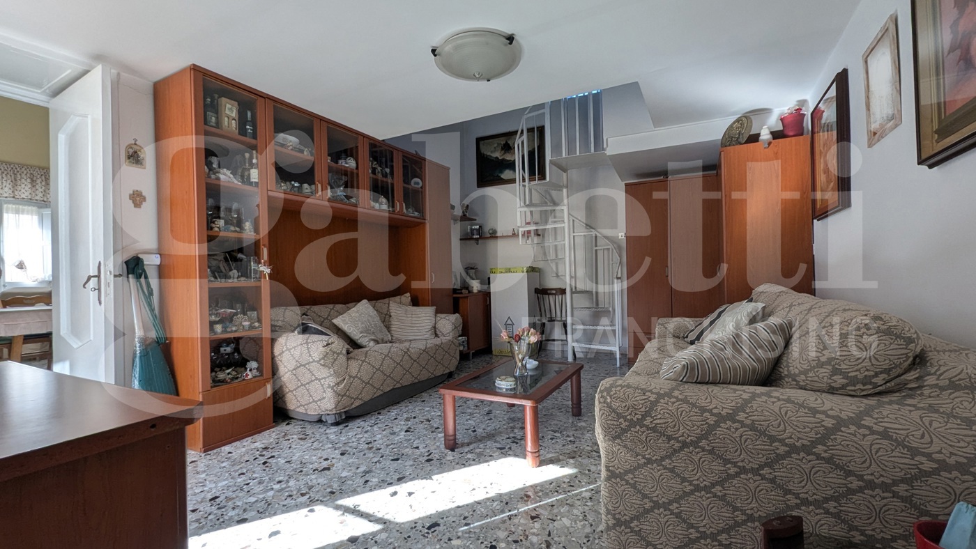 Casa indipendente con box a Monte di Procida