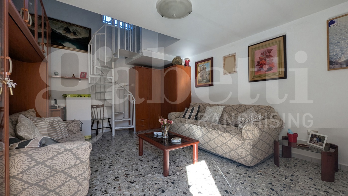 Casa indipendente con box a Monte di Procida