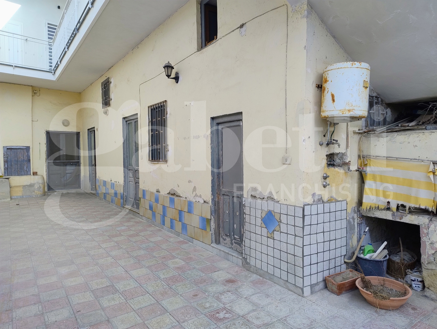 Bilocale da ristrutturare a Monte di Procida