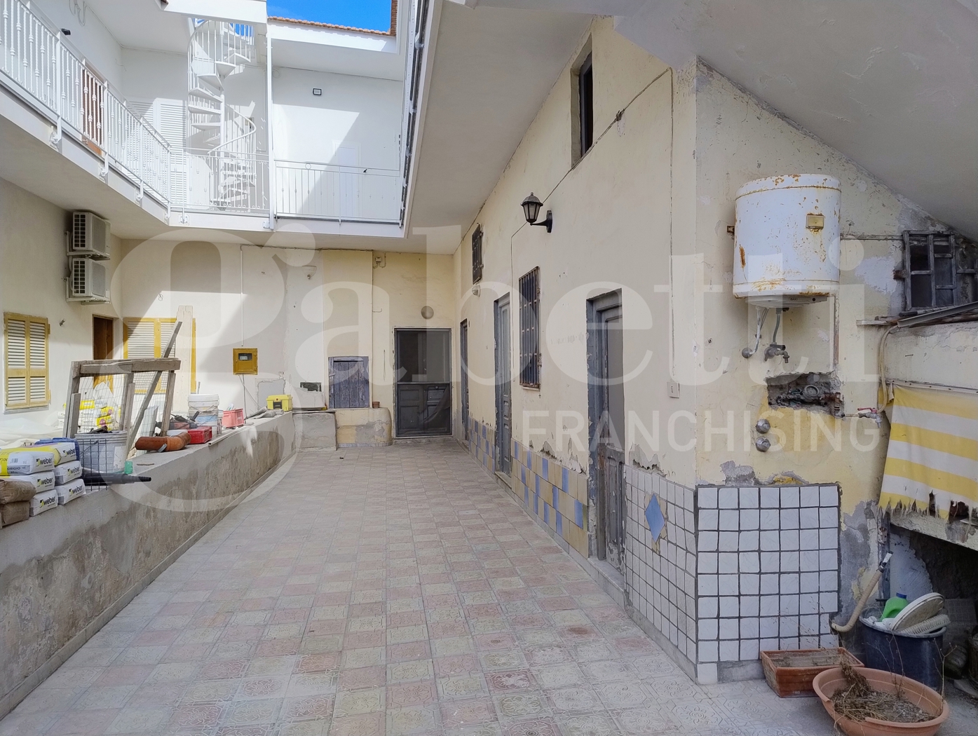 Bilocale da ristrutturare a Monte di Procida