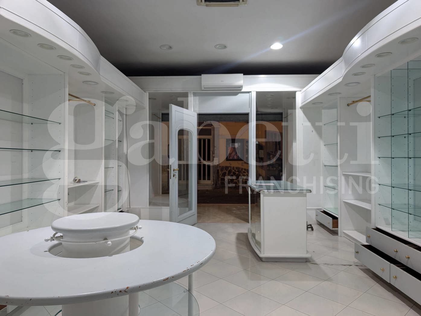 Negozio in affitto a Bacoli