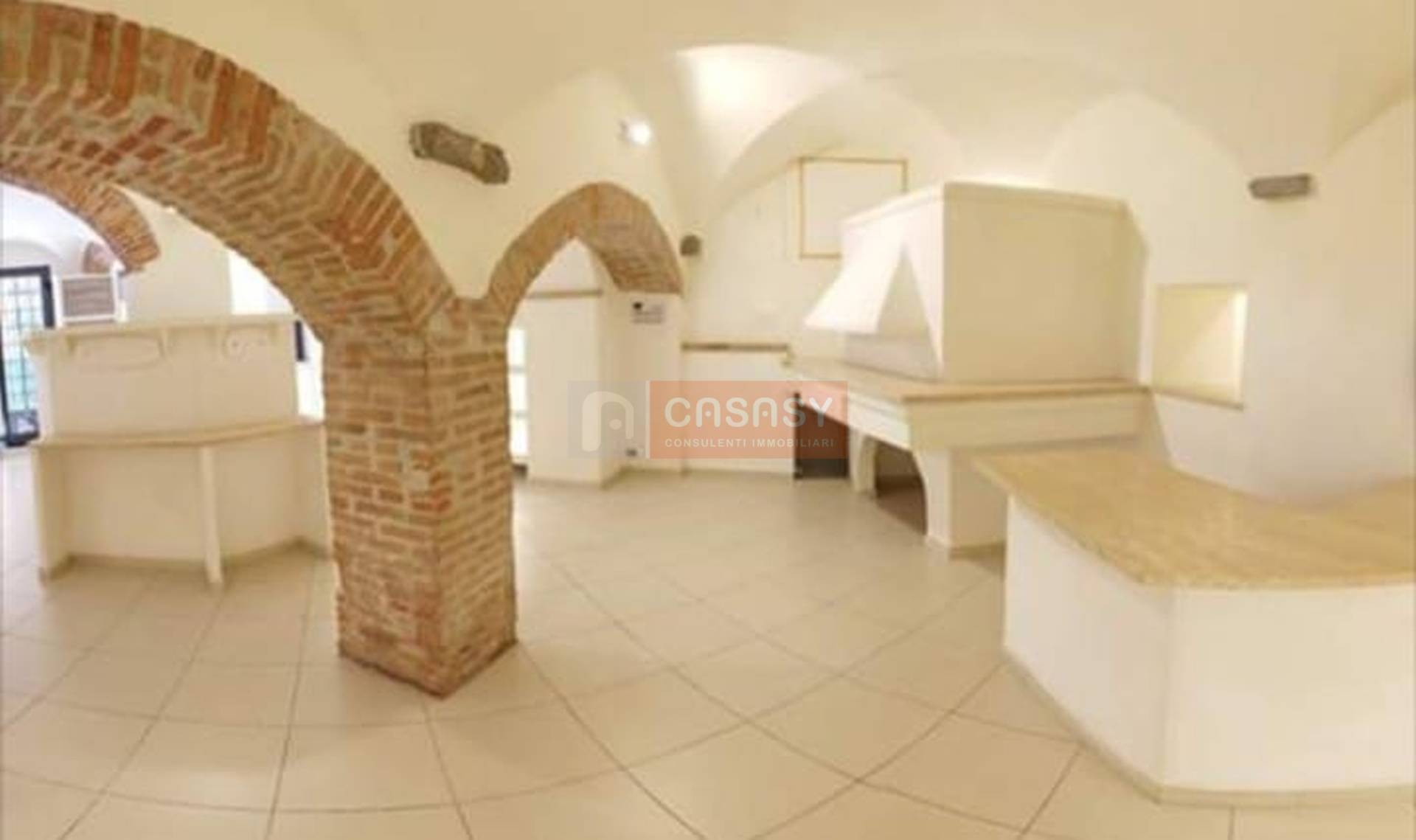 Locale commerciale in vendita a Albenga, Centro Storico